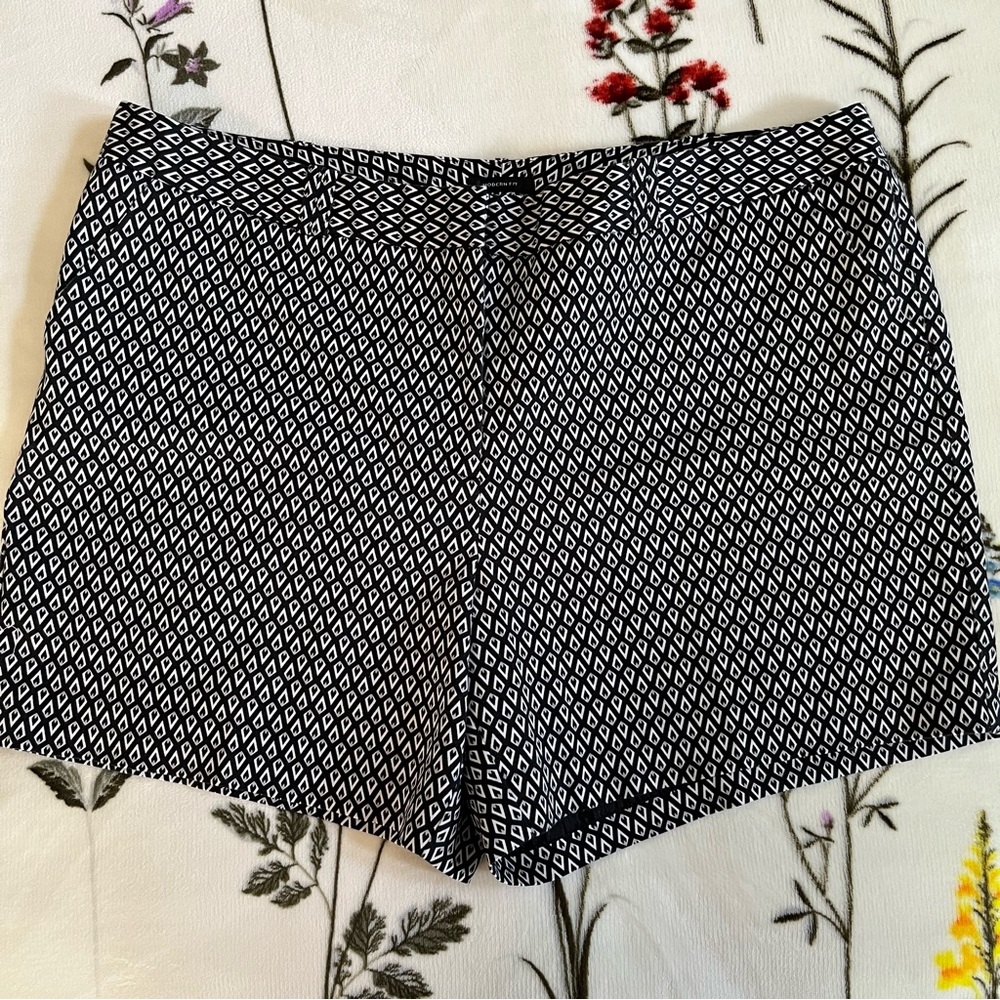 Worthington Black and White Geometric Women's Shorts